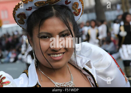 Emigranti boliviani in Argentina celebrano la Virgen de Copacabana il santo patrono della Bolivia in abiti tradizionali e danze Foto Stock