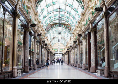 La contea di arcade all'interno del quartiere di Victoria a Leeds, West Yorkshire Foto Stock