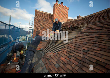 Thaxted tetto sostituzione e riparazione su i fotografi casa risalente al XV secolo. Thaxted, Essex, Inghilterra, Regno Unito. 102015 Foto Stock
