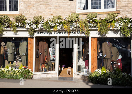 Helmsley, North Yorkshire, Inghilterra, Regno Unito. Helmsley è una città di mercato e parrocchia civile nell'Ryedale quartiere di North Yorkshire, Inghilterra. Storicamente parte del North Riding dello Yorkshire, la città si trova in corrispondenza del punto dove la segale Dale lascia la brughiera e unisce il piatto Vale di Pickering. Foto Stock