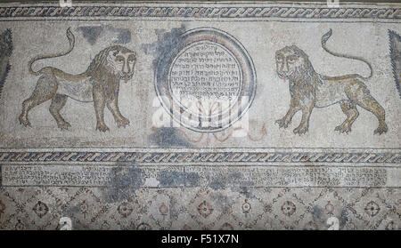 Un antico mosaico pavement dall'antica sinagoga di Hamat Gader (stimato a partire dall'inizio del V secolo) Che si trovava vicino a un complesso di bagni romani decorato con due leoni e iscrizioni in aramaico esposto all'ingresso della Corte Suprema d'Israele edificio a Gerusalemme Ovest, Israele Foto Stock