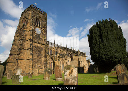 Santa Maria è una Chiesa anglicana situato alla fine del Kirkgate, una chiesa medievale costruita tra il 1430 e il 1480 viene spesso chiamata la cattedrale del North Yorkshire a causa della sua straordinaria perpendicolare architettura gotica, dimensioni e rilievo - e le sue 80 ft tower. Thirsk, nello Yorkshire, Inghilterra, Regno Unito. Foto Stock