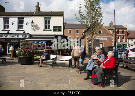 Piazza del mercato in Thirsk, nello Yorkshire, Inghilterra, Regno Unito. Thirsk è una piccola città mercato e parrocchia civile in Hambleton quartiere di North Yorkshire, Inghilterra. Storicamente parte del North Riding dello Yorkshire. Fu la casa dello scrittore James Herriot. Foto Stock