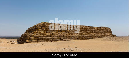 Mastabat al-Faroun la IV dinastia di piramide di Shepseskaf a sud di Sakkara, Basso Egitto. Foto Stock