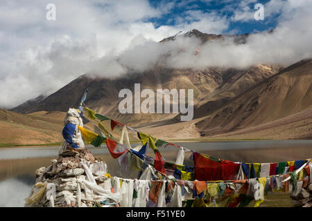 India, Himachal Pradesh, Spiti, Chandra, Taal Luna Piena Lago, bandiere di preghiera in Early Morning Light Foto Stock