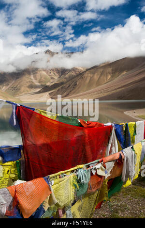 India, Himachal Pradesh, Spiti, Chandra, Taal Luna Piena Lago, bandiere di preghiera in Early Morning Light Foto Stock