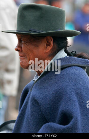 Uomo indigeni indossando il tradizionale hat al mercato di Otavalo, Ecuador, Sud America Foto Stock