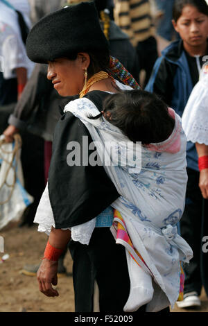 Donna indigena indossando vestiti tradizionali al mercato di Otavalo, Ecuador, Sud America Foto Stock