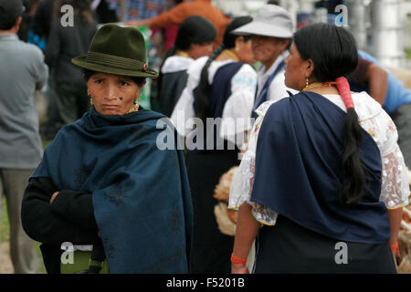 Indigeni donne quechua al mercato di Otavalo, Ecuador, Sud America Foto Stock