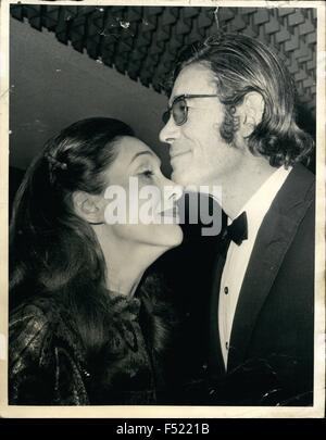 1972 - Murphy's War Premiere a Londra: attore Peter O'Toole, baci di sua moglie, attrice Sian Phillips durante il Royal carità Premiere di ''Murphy Guerra dell'" tenutasi presso l' Odeon Leicester Square, Londra, questa sera, 13 gennaio. S.a.r. La principessa Alexandra frequentare la Premiere svoltasi in Ain della Royal Commonwealth Society per i non vedenti. Il film di star Peter O'Toole, Sian Phillips attore francese Philippe Noiret e il tedesco Horst Janson nei ruoli principali. © Keystone Pictures USA/ZUMAPRESS.com/Alamy Live News Foto Stock