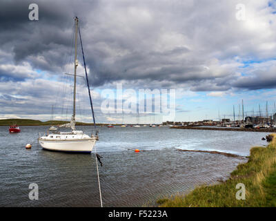 Yacht nel Coquet estuario vicino a camminare Marina Northumberland Inghilterra Foto Stock
