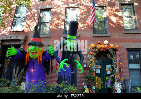 Decorazioni di halloween Brooklyn Park Slope new york zucche per la vendita al di fuori del negozio Foto Stock