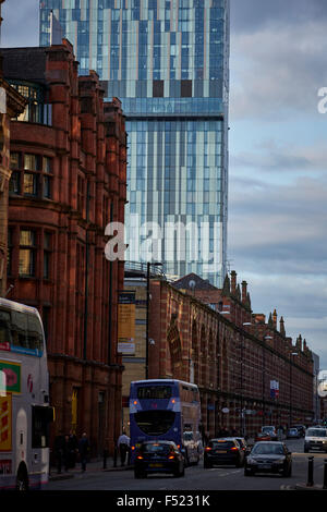 Beetham Tower (Hilton Tower) è un punto di riferimento 47 piani di utilizzo misto grattacielo a Manchester in Inghilterra. vista dal lungo Deansgate clos Foto Stock