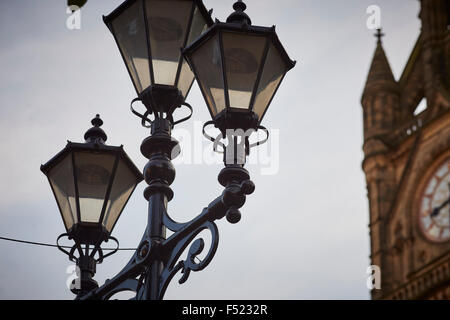 Manchester Town Hall orologio da vicino che mostra la strada vittoriana lampade luci in piazza Albert ornato Manchester Town H Foto Stock