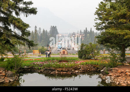 Una vista del Banff Avenue dalla cascata giardini Banff Alberta Canada Foto Stock