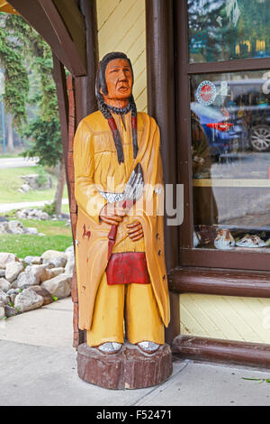 Un modello di legno o la statua di un rosso indiano o prima nazione persona al di fuori del Banff Indian Trading Post Banff Alberta Canada Foto Stock