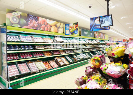 Liverpool Aldi in Oriente Prescot grand re-l'apertura. Interno del rack negozio frutta verdura fiori freschi Grea REGNO UNITO Foto Stock