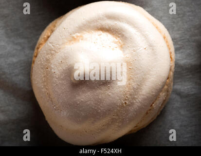 Cotta meringa bianca sul vassoio da forno Foto Stock