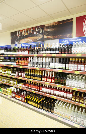 Liverpool Aldi in Oriente Prescot grand re-l'apertura. Interno del negozio cremagliere di alcole di vino Bottiglie alcolici producono birre Foto Stock