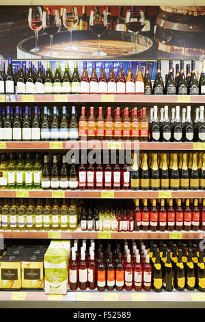 Liverpool Aldi in Oriente Prescot grand re-l'apertura. Interno del negozio cremagliere di alcole di vino Bottiglie alcolici producono birre Foto Stock