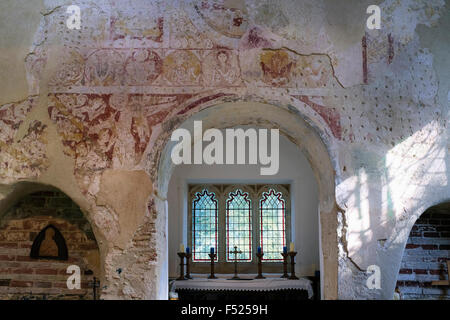 Xi secolo muro romanico dipinti a Santa Maria la Chiesa Parrocchiale, Houghton sulla collina, Norfolk, Regno Unito Foto Stock