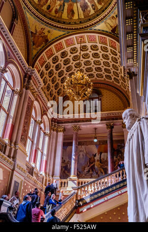La grande scalinata e ornato soffitto del Regno Unito Foreign and Commonwealth Office, Westminster, London, Regno Unito Foto Stock