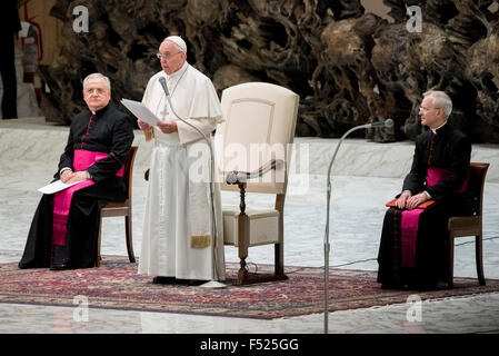 Città del Vaticano il Vaticano. 26 ottobre, 2015. Papa Francesco parla durante l udienza ai partecipanti al pellegrinaggio dei gitani, il 26 ottobre 2015 in aula Paolo VI in Vaticano. Credito: Massimo Valicchia/Alamy Live News Foto Stock