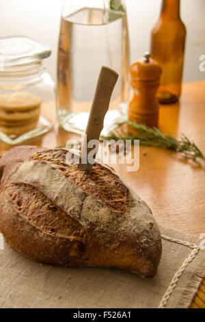 Fresca pane rustico focaccia sul tavolo da cucina con la lama e utensili da cucina Foto Stock