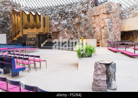 Rupestri Chiesa Temppeliaukio (1969) progettato da Timo e Tuomo Suomalainen, noto anche come chiesa Rock. Quartiere di Töölö, Foto Stock