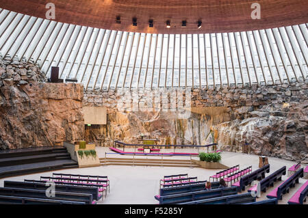 Rupestri Chiesa Temppeliaukio (1969) progettato da Timo e Tuomo Suomalainen, noto anche come chiesa Rock. Quartiere di Töölö, Foto Stock