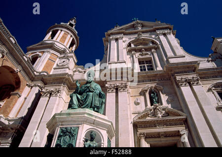 L'Italia, Marche, Loreto. La statua di Papa Sisto V nella parte anteriore della Basilica della Santa Casa. Foto Stock