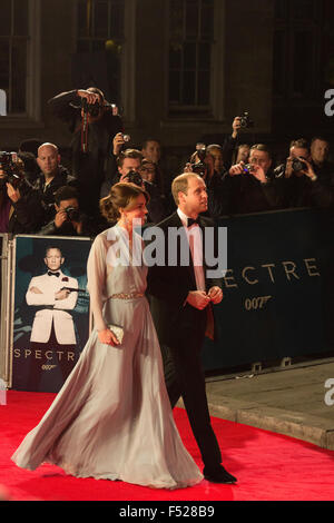 Londra, Regno Unito. 26 ottobre, 2015. Il Duca e la Duchessa di Cambridge arrivare in premiere. CTBF Royal Film Performance, Premiere mondiale del nuovo film di James Bond film 'pectre' presso la Royal Albert Hall. Credito: Immagini vibranti/Alamy Live News Foto Stock