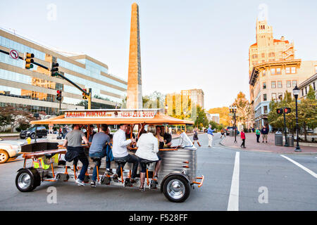 Il Pub incredibile ciclo passa il Vance monumento nel Pack Square Park in Asheville, North Carolina. Foto Stock