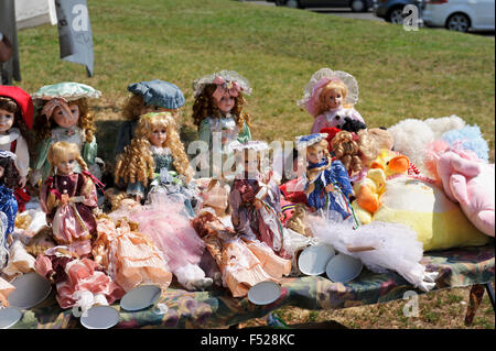 Colorato bambole ungherese in costumi in vendita, Ungheria. Foto Stock