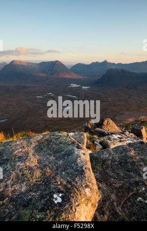 Beinn Eighe, Liathach e Carn na Feola prima del tramonto dalla cima rocciosa del Beinn na Eoin, Torridon, Scozia Foto Stock