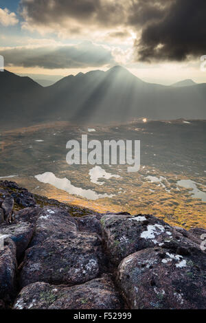 Raggi Crepescular sopra Beinn Alligin, Torridon, Scozia Foto Stock