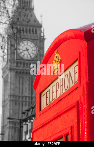 Tradizionale in rosso K6 di telefono nella casella Telefono con Big Ben Elizabeth Torre di Case del Parlamento in bianco e nero monocromatico London REGNO UNITO Foto Stock