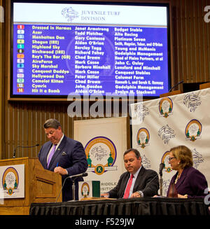 Lexington, Kentucky, Stati Uniti d'America. 26 ott 2015. Ottobre 26, 2015 : Post posizioni sono elaborati per i capretti Turf durante la Breeders' Cup Posizione Post disegnare al Keeneland Sales Pavilion di Lexington, Kentucky. Scott Serio/ESW/CSM/Alamy Live News Foto Stock