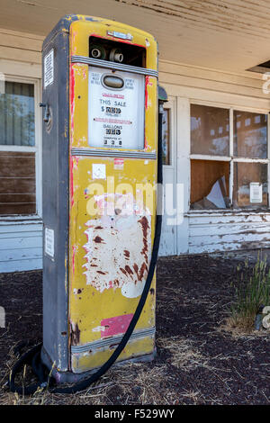 Il vecchio distributore di carburante, Kent, Sherman County, Oregon, Stati Uniti d'America Foto Stock