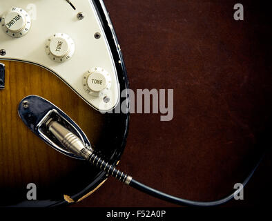 Chitarra parte del corpo cavo ostruito dettaglio su sfondo di legno look vintage Foto Stock