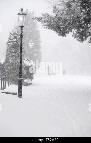 In inverno la neve in Buxton's Pavilion Gardens, Derbyshire Foto Stock