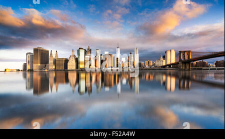 New York City - bellissima alba su manhattan con Manhattan e il ponte di Brooklyn, Stati Uniti d'America Foto Stock