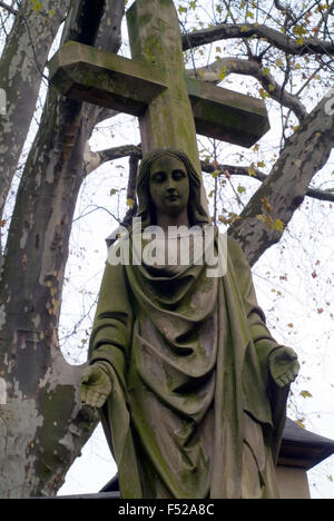 Angeli figura sul vecchio cimitero di Bonn-Renania settentrionale - Vestfalia, Germania, Europa Foto Stock