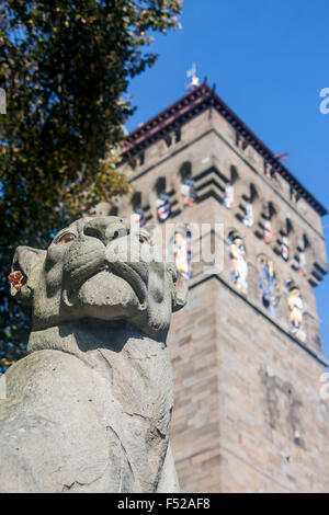 Lion scultura parte della parete di animali sul lato sud di Bute Park con orologio torre del Castello di Cardiff Cardiff South Wales UK Foto Stock