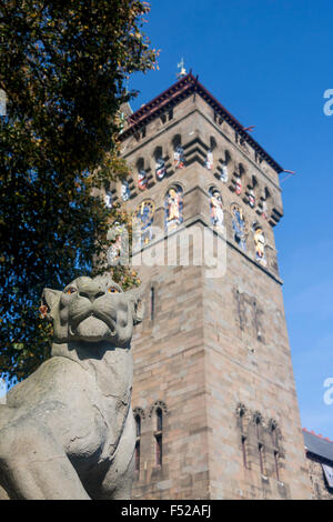 Lion scultura parte della serie sulla parete animale del lato sud di Bute Park con la Torre dell Orologio del Castello di Cardiff South Wales UK Foto Stock