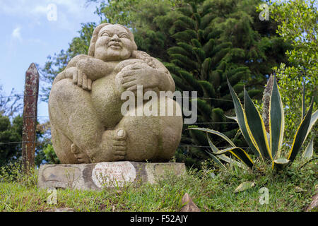 La scultura in pietra che rappresenta una donna grassa posto su 'la ruta del cafe' (il caffè route') nelle montagne circostanti Esteli Foto Stock