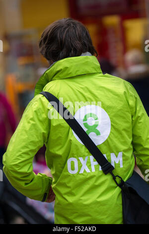 Oxfam ha lavorato, Carità Collector. Versate i Fundraisers della strada sono talvolta noti come chuggers raccogliendo denaro contante, donazioni, abbonamenti a Blackpool, Regno Unito Foto Stock