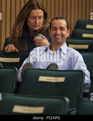 Lexington, Kentucky, Stati Uniti d'America. 26 ott 2015. Ottobre 26, 2015 : Jockey Joe bravo orologi il Breeders' Cup Posizione Post disegnare al Keeneland Sales Pavilion di Lexington, Kentucky. Scott Serio/ESW/CSM/Alamy Live News Foto Stock