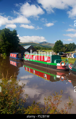 Narrowboats ormeggiata su Monmouthshire & Brecon canal Mon & Brec con Pen y FAn più alta montagna in Brecon Beacons dietro Pencelli Foto Stock