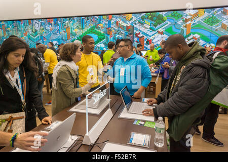 New York, Stati Uniti d'America. 26 ottobre, 2015. Agli acquirenti di provare i laptop di superficie presso il Microsoft flagship store sulla Fifth Avenue a New York in occasione della sua inaugurazione, lunedì 26 ottobre, 2015. Visitatori superficie sfogliata portatili, Xboxes e altri prodotti di Microsoft e di altri produttori. Questo è il 113Microsoft Store , è il più grande a 22.000 piedi quadrati e solo uno dei due che non è situato in un centro commerciale. Credito: Richard Levine/Alamy Live News Foto Stock